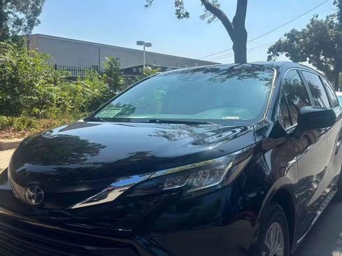 Used 2022 Toyota Sienna XLE image 1