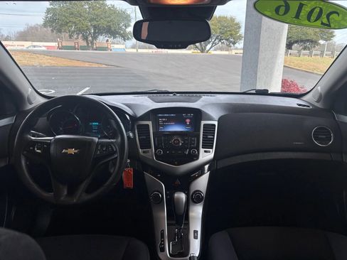 Used 2016 Chevrolet Cruze LT image 9