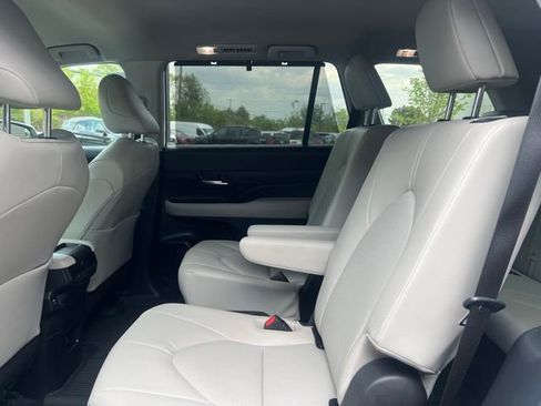 Used 2024 Toyota Grand Highlander AWD image 18