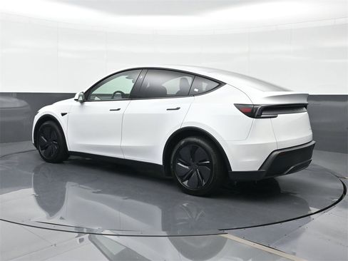 Used 2026 Tesla Model Y Long Range image 3