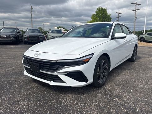 Certified 2025 Hyundai Elantra SEL FWD image 9