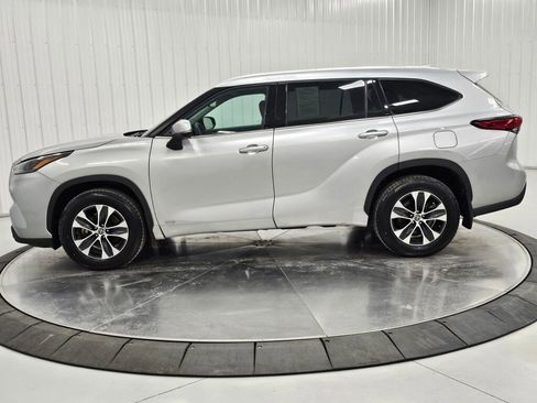 Used 2022 Toyota Highlander XLE image 2