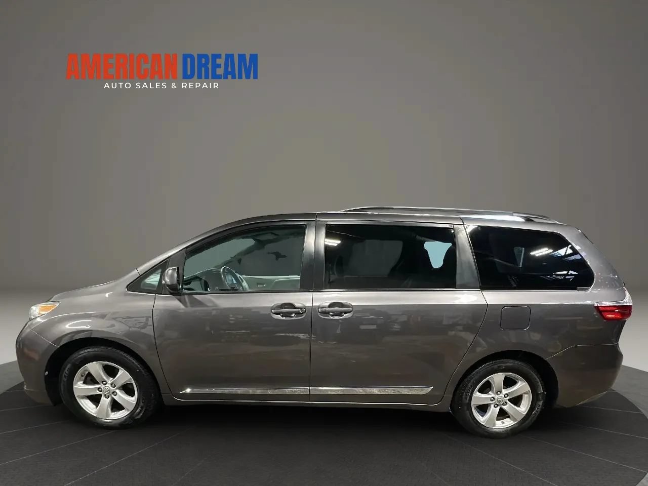 Used 2017 Toyota Sienna LE FWD image 2