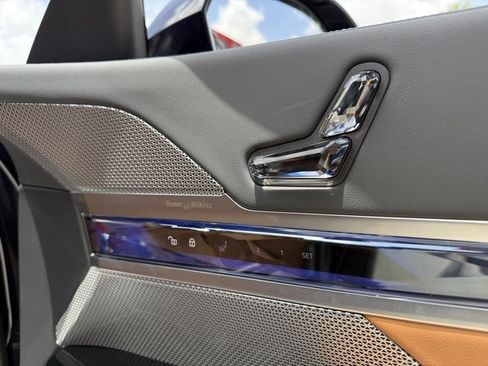 Used 2023 BMW 740i w/ Parking Assistance Package image 38