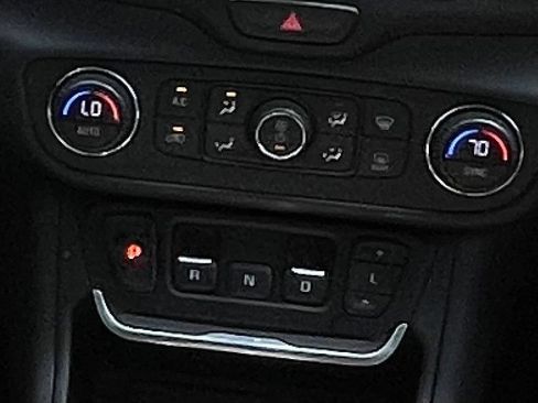 Used 2021 GMC Terrain SLE w/ Driver Convenience Package FWD image 18