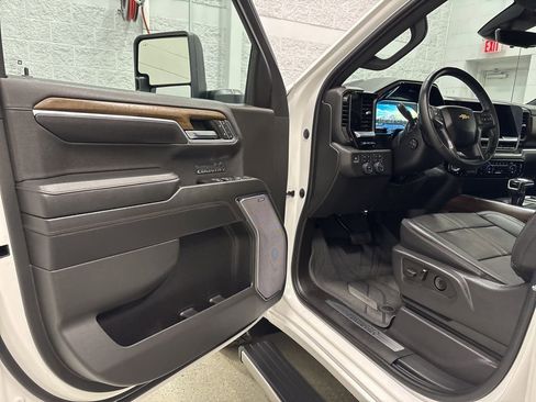 Used 2023 Chevrolet Silverado 1500 High Country w/ High Country Premium Package image 15