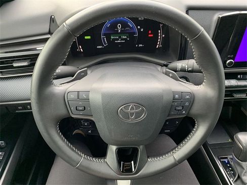 Used 2025 Toyota Camry SE image 19