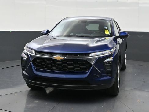 Used 2024 Chevrolet Trax LS w/ LS Convenience Package FWD image 8