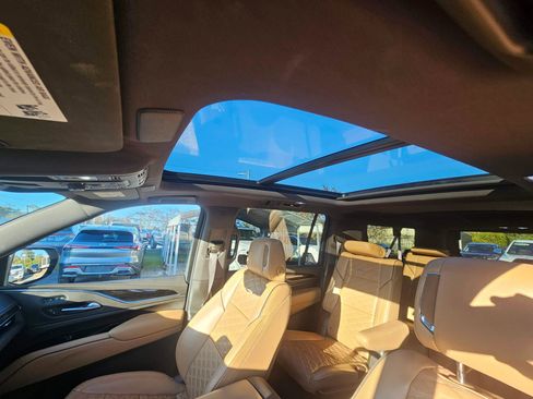 Used 2022 Cadillac Escalade ESV Premium Luxury image 11