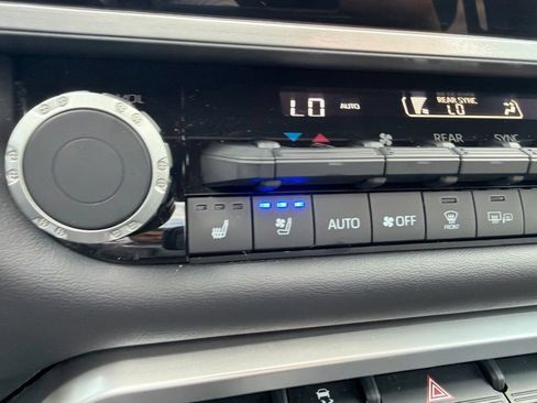Used 2024 Toyota Sequoia Platinum AWD/4WD image 35
