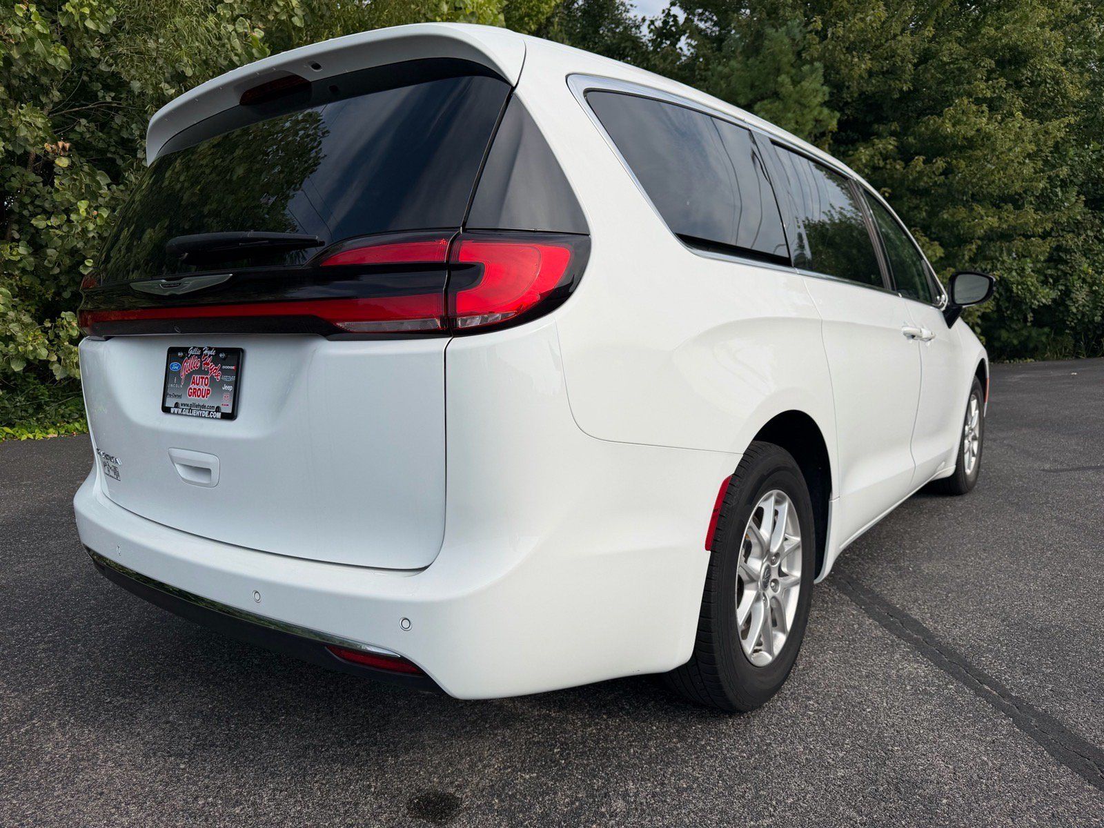 Used 2024 Chrysler Pacifica Touring-L FWD image 14