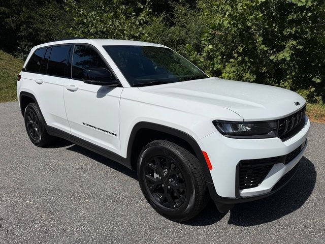 Used 2026 Jeep Grand Cherokee Altitude AWD/4WD image 4