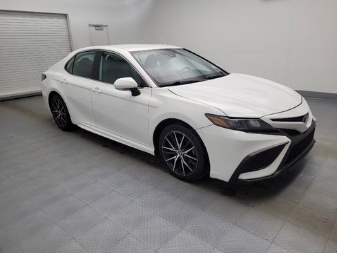 Used 2022 Toyota Camry SE image 11