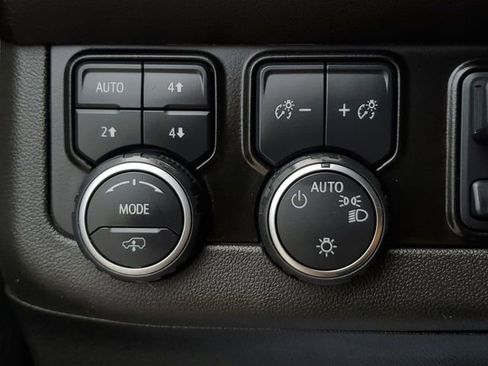 Used 2022 Chevrolet Suburban Z71 w/ Off-Road Capability Package AWD/4WD image 35
