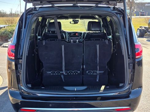 Used 2025 Chrysler Pacifica Select image 30