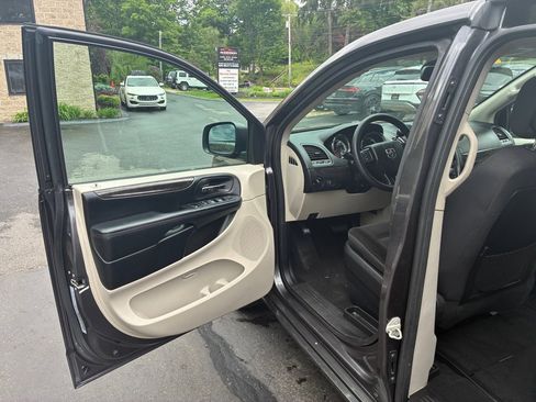 Used 2019 Dodge Grand Caravan SE FWD image 15