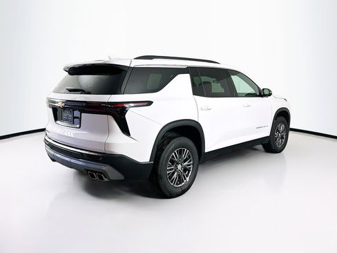 Used 2025 Chevrolet Traverse LT image 9