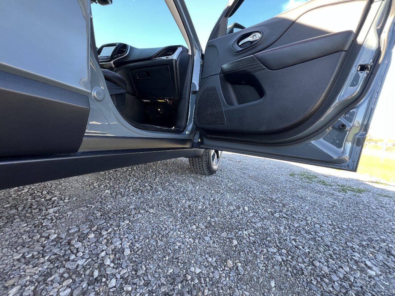 Used 2015 Jeep Cherokee Trailhawk AWD/4WD image 20