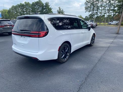 New 2026 Chrysler Pacifica Select w/ S Appearance Package image 5