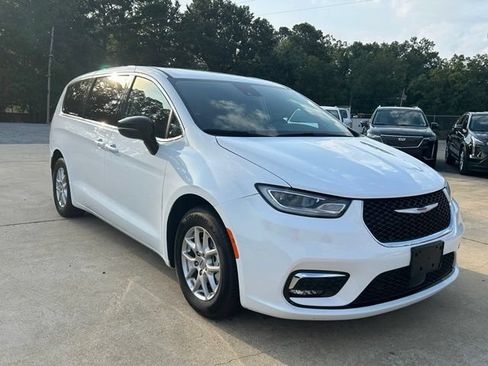 Used 2024 Chrysler Pacifica Touring-L FWD image 6