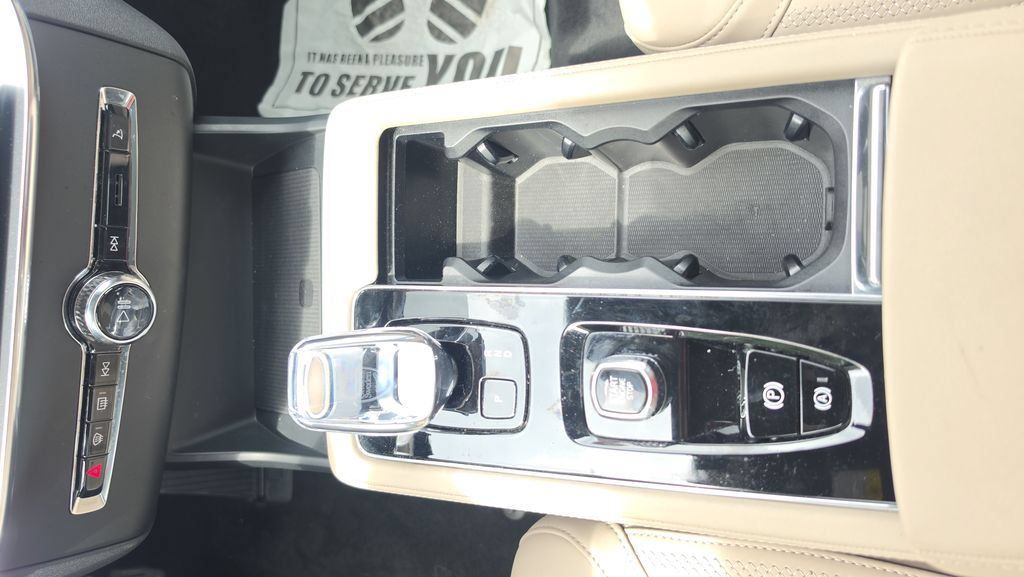 Used 2025 Volvo XC90 B6 Plus AWD/4WD image 8