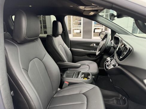 New 2027 Chrysler Pacifica LX FWD image 4