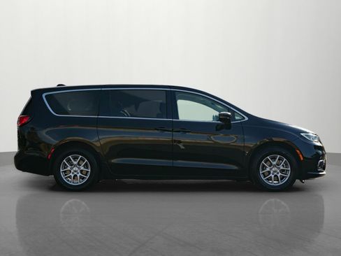 Used 2024 Chrysler Pacifica Touring-L image 8