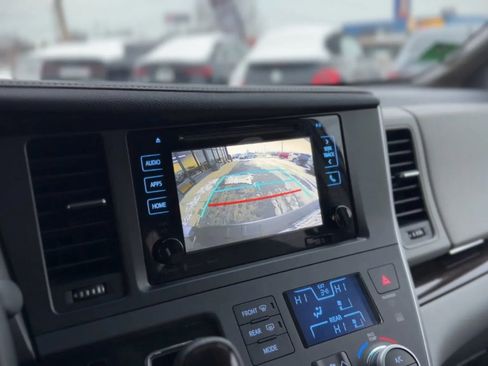 Used 2017 Toyota Sienna XLE image 16