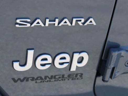 Used 2022 Jeep Wrangler Unlimited Sahara w/ Cold Weather Group AWD/4WD image 8
