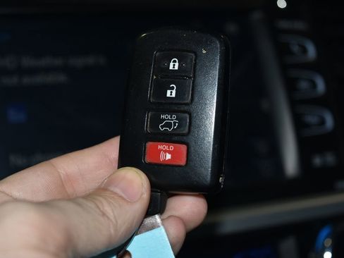 Used 2017 Toyota Highlander Limited image 18