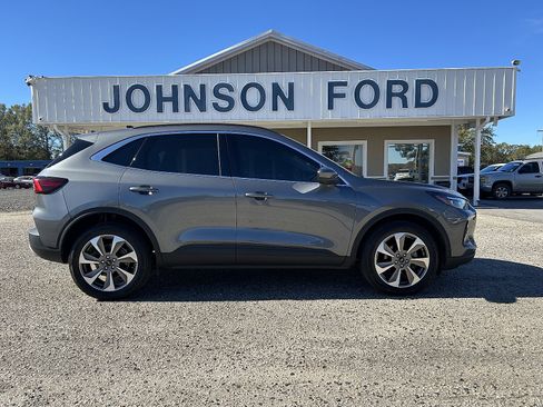 Used 2023 Ford Escape Platinum image 4