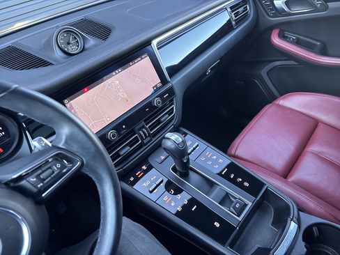 Certified 2022 Porsche Macan image 14