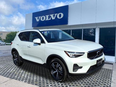 Certified 2025 Volvo XC40 B5 Core image 1