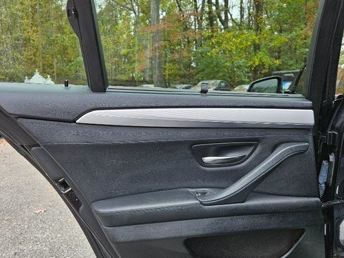 Used 2013 BMW 550i xDrive Sedan image 25