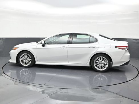 Used 2018 Toyota Camry XLE FWD image 2