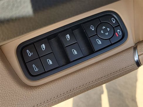 Used 2022 Porsche Cayenne AWD/4WD image 23