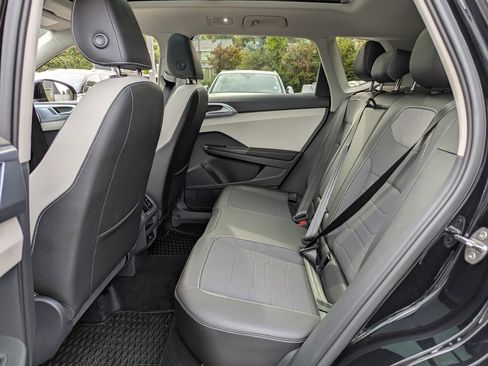 Used 2025 Volkswagen Taos SE w/ Panoramic Sunroof Package image 28