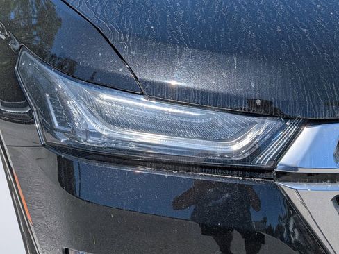 Used 2023 Chevrolet Traverse Premier FWD image 9