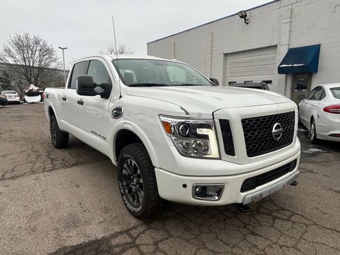 Used 2019 Nissan Titan PRO-4X w/ Pro-4x Convenience Package image 3