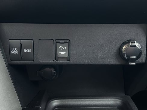 Certified 2018 Toyota RAV4 LE image 28