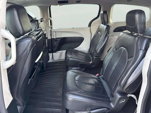 Used 2018 Chrysler Pacifica Touring-L Plus w/ Tire & Wheel Group image 11