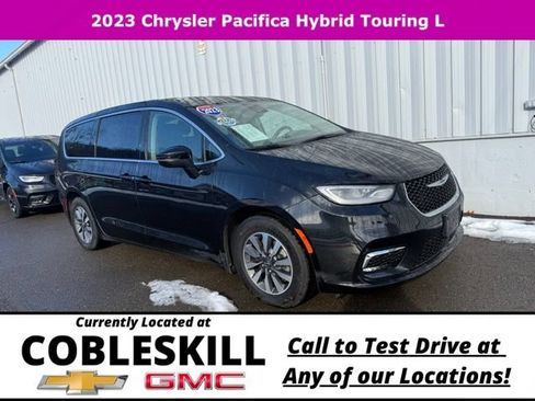 Used 2023 Chrysler Pacifica Touring-L FWD image 2