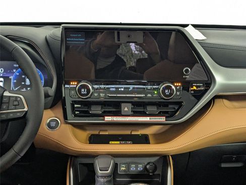 New 2026 Toyota Highlander Platinum image 32