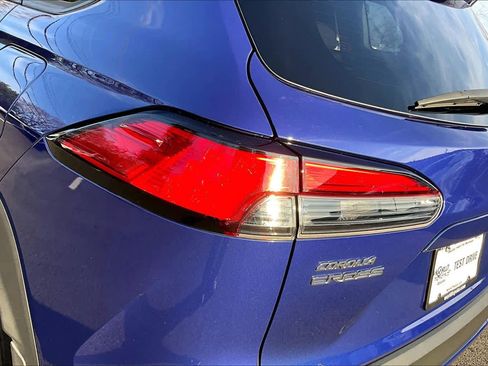 Certified 2024 Toyota Corolla Cross XLE image 28