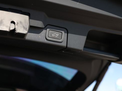 Used 2017 Land Rover Range Rover Evoque SE image 25