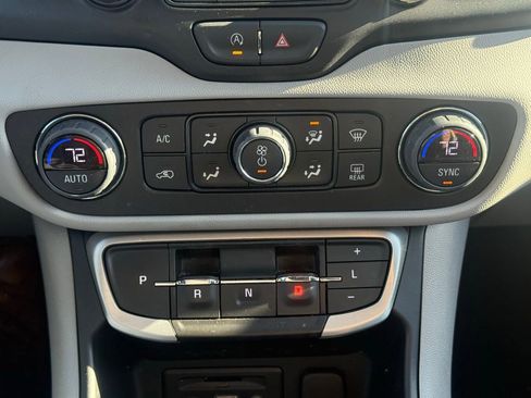 Used 2023 GMC Terrain SLT image 11