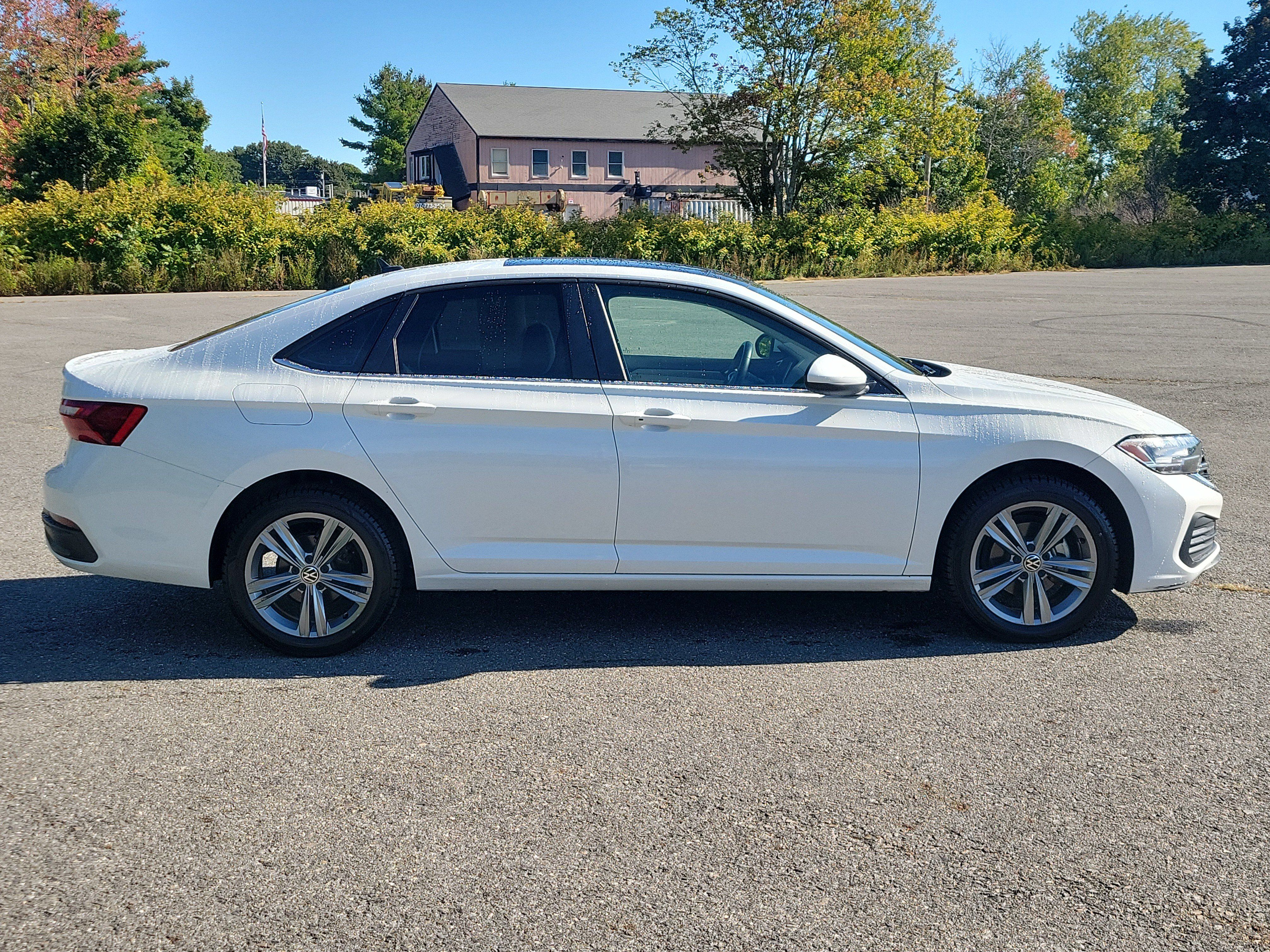 Used 2024 Volkswagen Jetta SE w/ Panoramic Sunroof Package FWD image 4