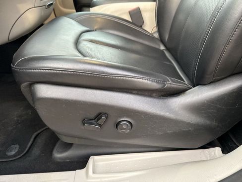 Used 2023 Chrysler Pacifica Touring-L FWD image 13