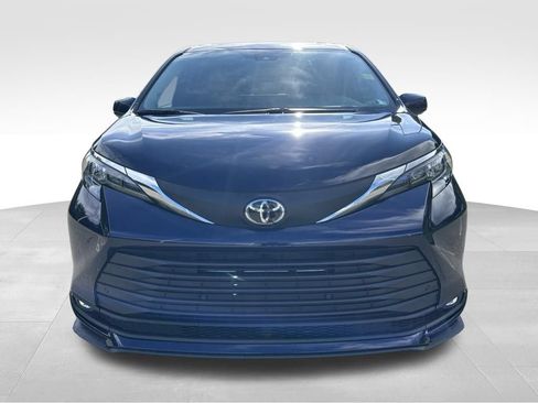New 2026 Toyota Sienna XLE AWD/4WD image 8