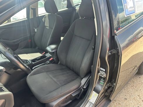 Used 2016 Ford Focus SE w/ SE Winter Package FWD image 9